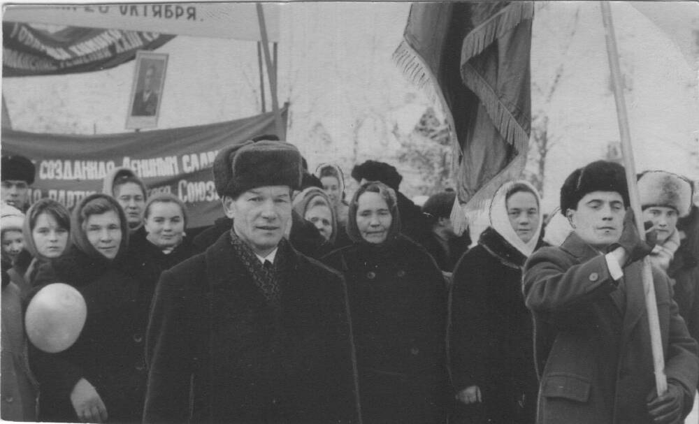 Фотография. Колонна цеха № 39 во главе с Модеевым Валерием Михайловичем на демонстрации.