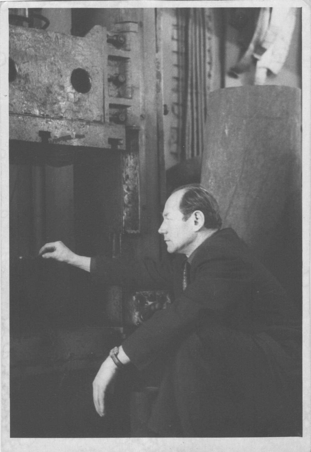 Фотография. Модеев Валерий Михайлович на проверке аппарата в цехе №39.