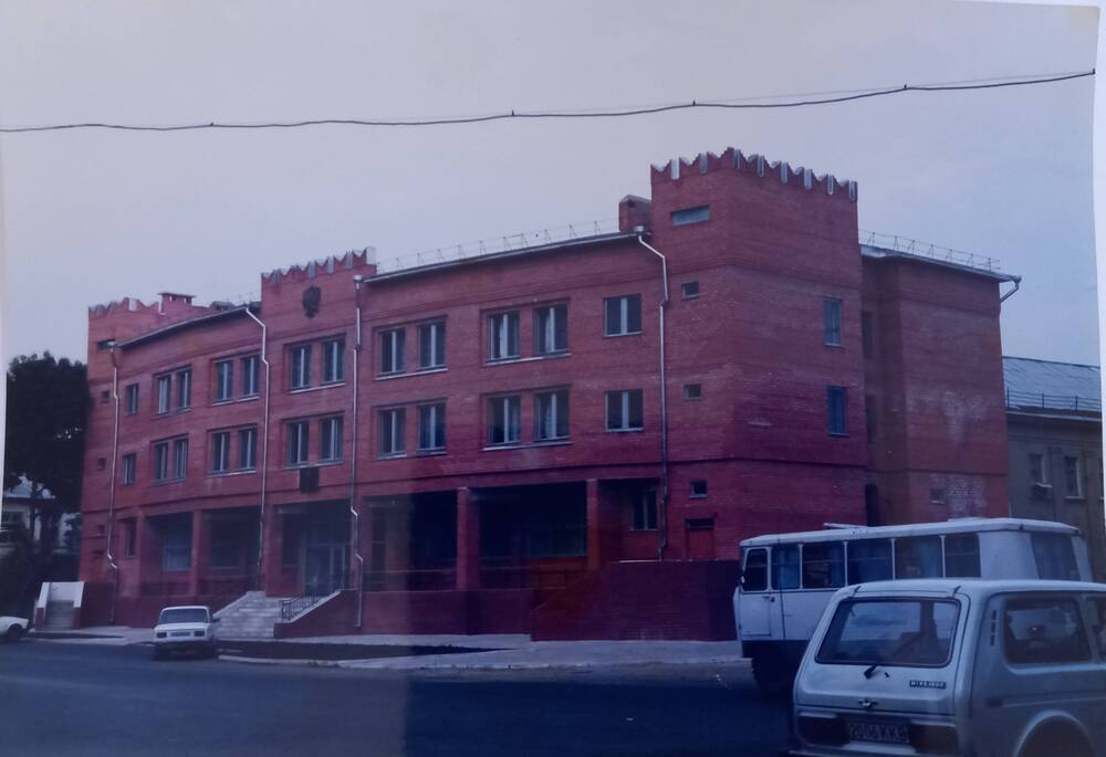 Фотография  цветная   Здание налоговой инспекции Новокубанского района  Краснодарского края  1995г.