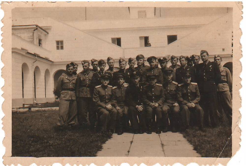 Черно-белая фотография группы военных советских и польских летчиков. Моблин. 1945год.