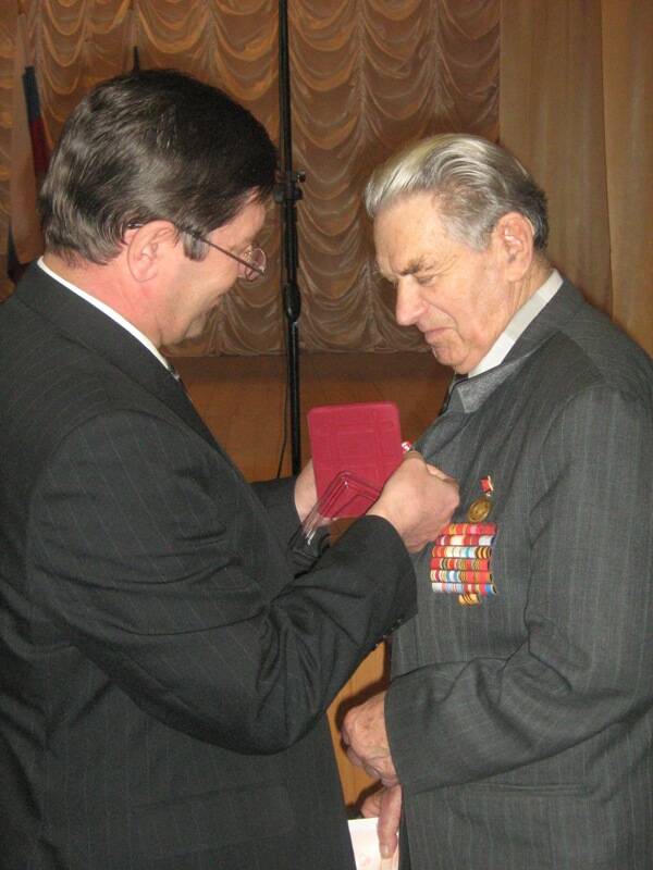 Фотография;Вручение медали  Маяцкому П.И. 2013 год.