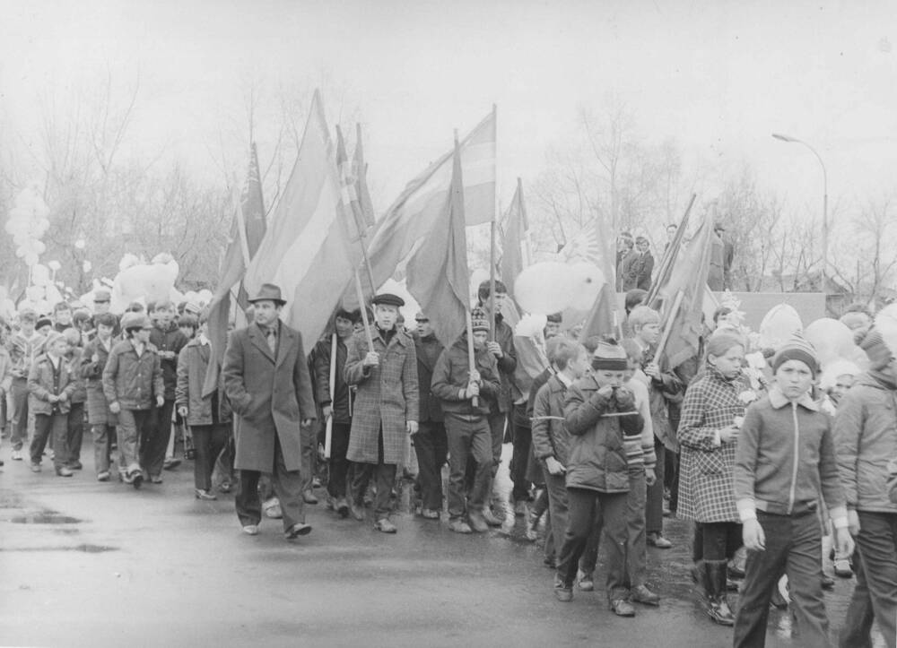 Фото сюжетное: первомайская демонстрация в селе Смоленском.