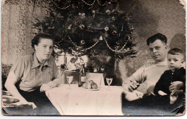 Фотография Шикунова Николая Павловича, участника Великой Отечественной войны, Героя Советского Союза с семьёй.
