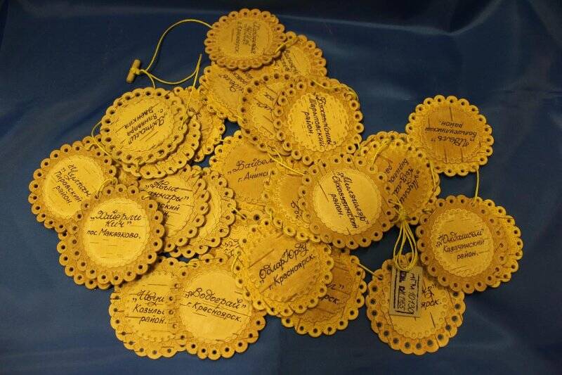 Ожерелье берестяное «Краснодарский Сабантуй-2015» из 30 медальонов с названиями творческих коллективов. Ожерелье