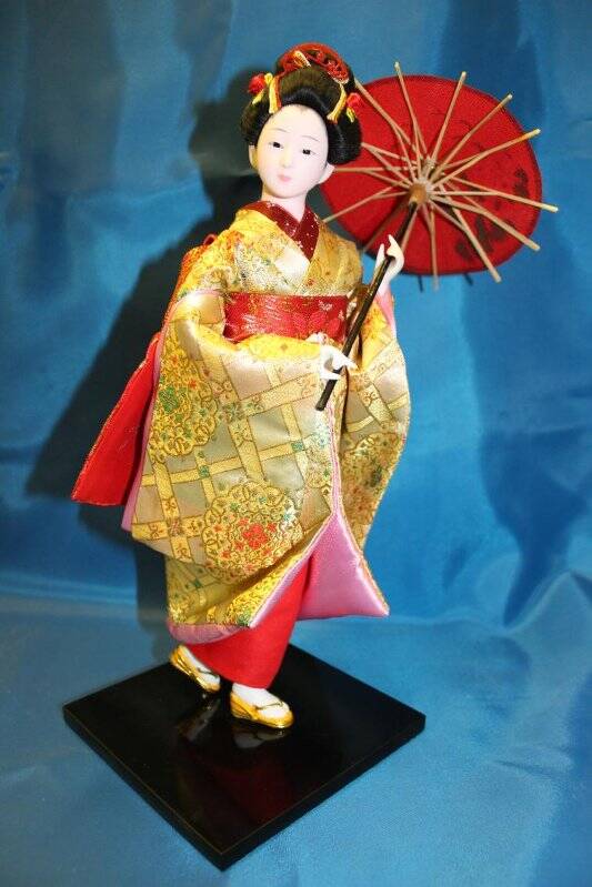 в традиционном японском костюме. Кукла