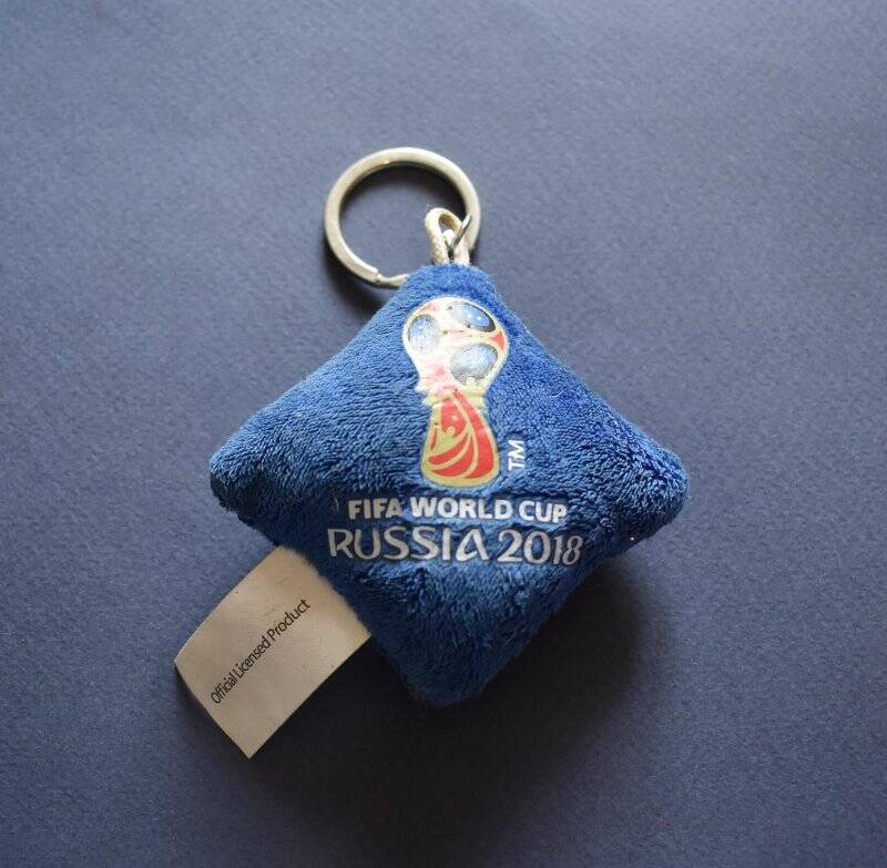 Брелок  с наклейками символов  и надписью «FIFA WORLD CUP RUSSIA 2018». Комплекта сувениров чемпионата мира по футболу 2018 года.