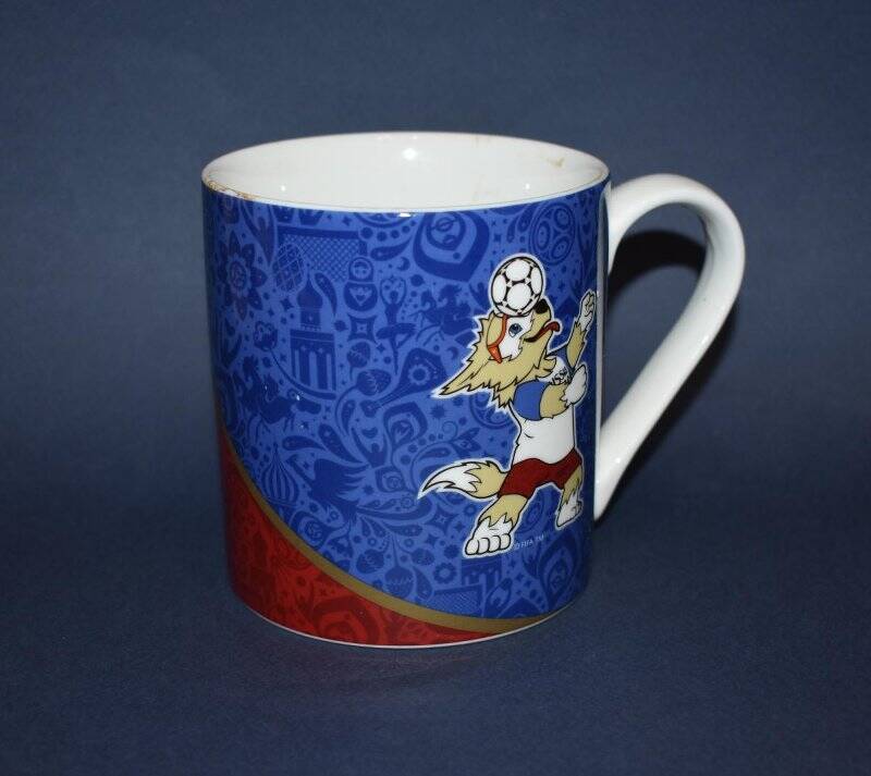 Чашка с изображениями символов и надписью «FIFA WORLD CUP RUSSIA 2018». Комплекта сувениров чемпионата мира по футболу 2018 года.