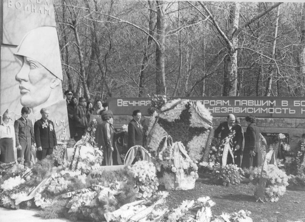 Фото сюжетное: возложение венков к памятнику войнам-смоленцам (ветеранам ВОВ) с. Смоленское