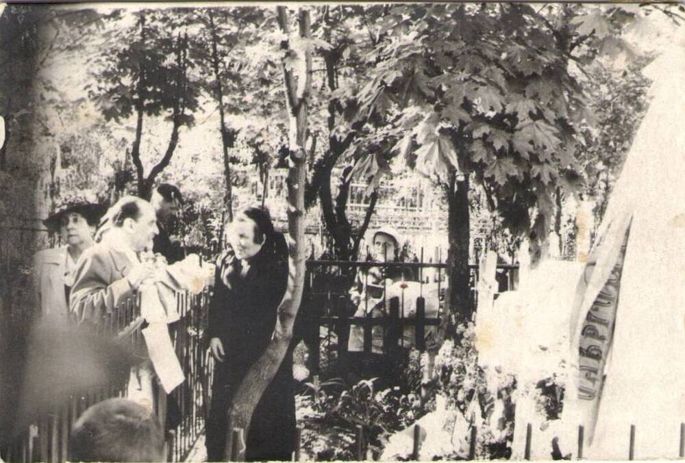 Фотография групповая. На открытии памятника С.Н. Дурылину на Даниловском кладбище. 