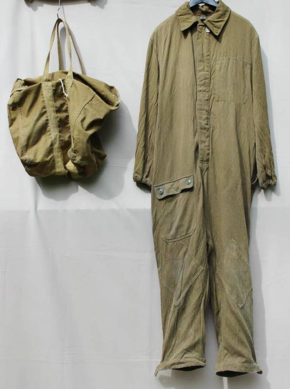 Военное снаряжение. Комплект парашютиста. Комбинезон и сумка-рюкзак для хранения.