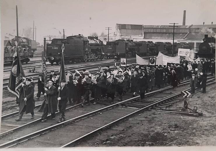 Фотография: Колонна железнодорожников идет на первомайскую демонстрацию.