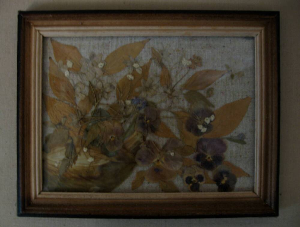 Картина Ваза с цветами из засушенных частей растений.