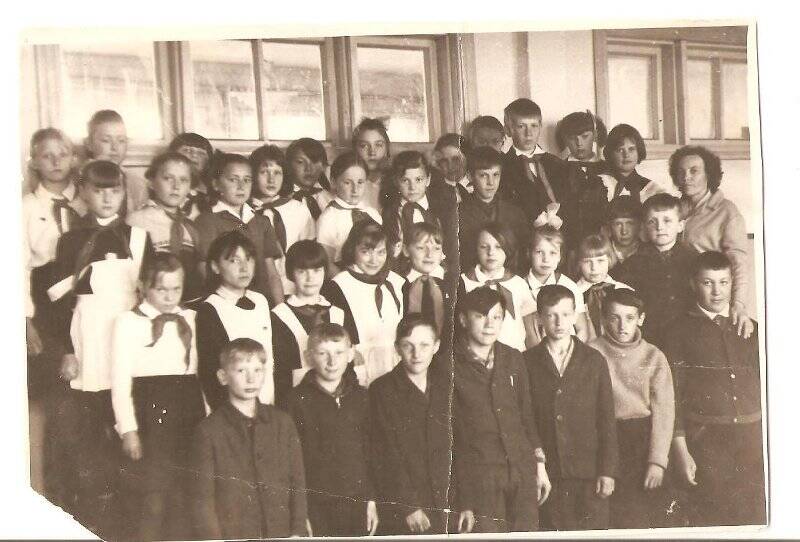 Фотография Учитель И.П. горская со своим классом 1967 год.