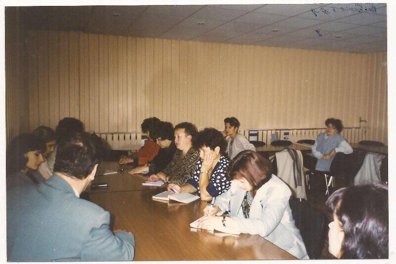 Фотография. Заседание комитета женщин.