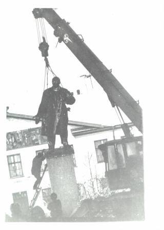 Фотография Монтаж памятника В. И. Ленину на пл. Ленина в г. Вельске