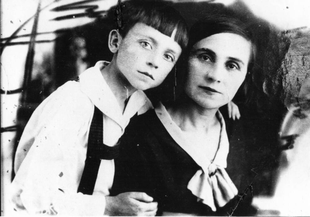 Фотография. На правах оригинала. Колпакова Фаина Кирьяновна с сыном Анатолием 30 июня 1937 года. Расстреляна немцами в 1942 году.