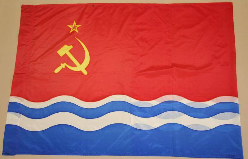 Флаг государственный Латвийской ССР.