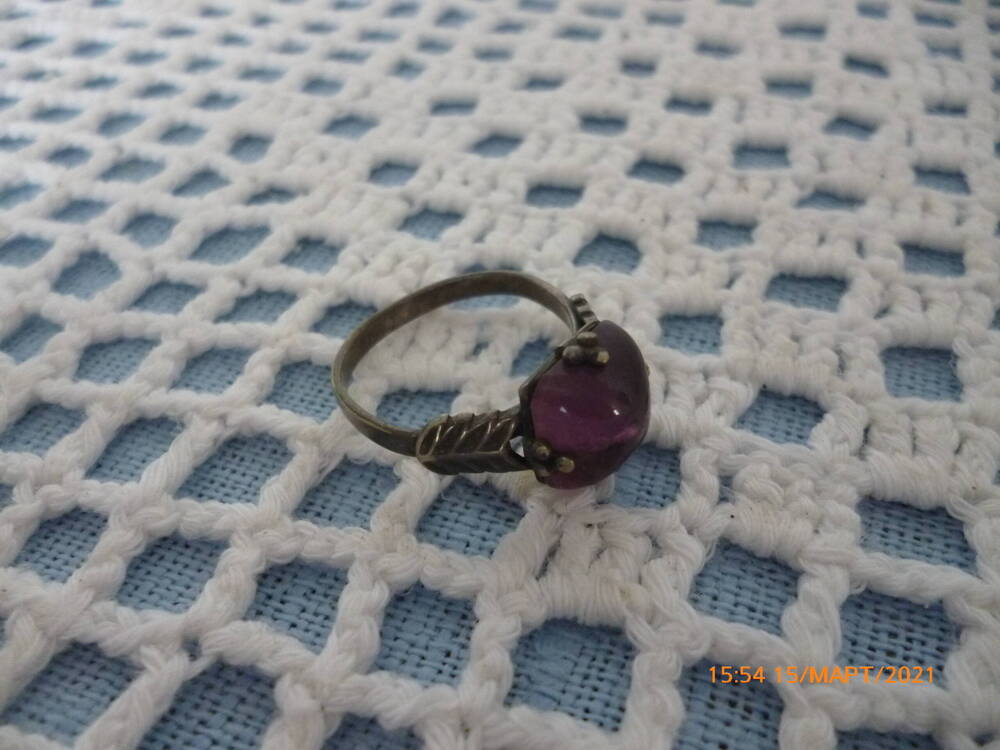 Перстень с фиолетовым камнем