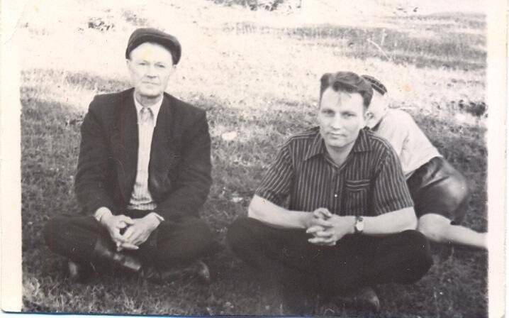 Фотография. Апалько И.Н.  (слева) с зятем. 1950- егоды