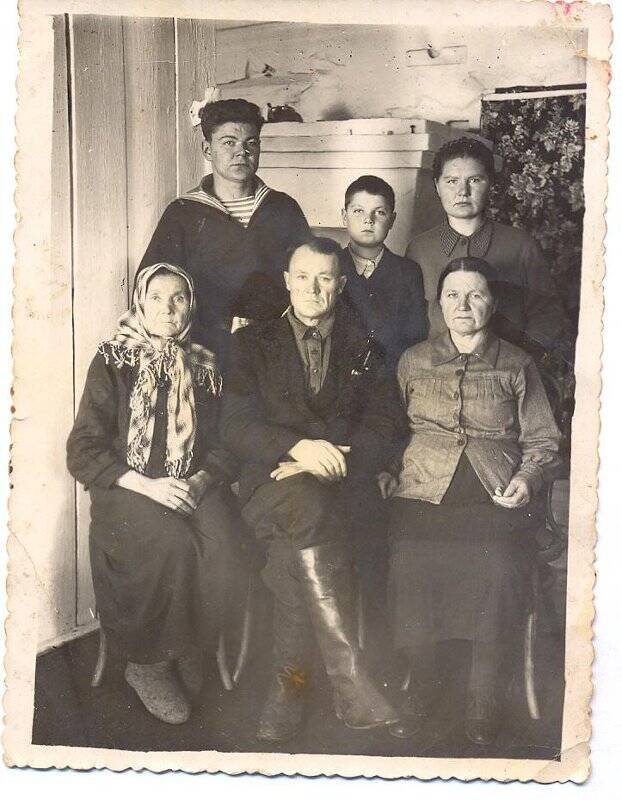 Фотография. Групповой портрет. Апалько Н.И. с семьей. 1950- е годы