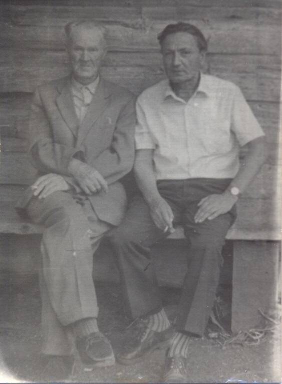 Фотография. Апалько И.Н. (слева) с братом. 1980-е годы