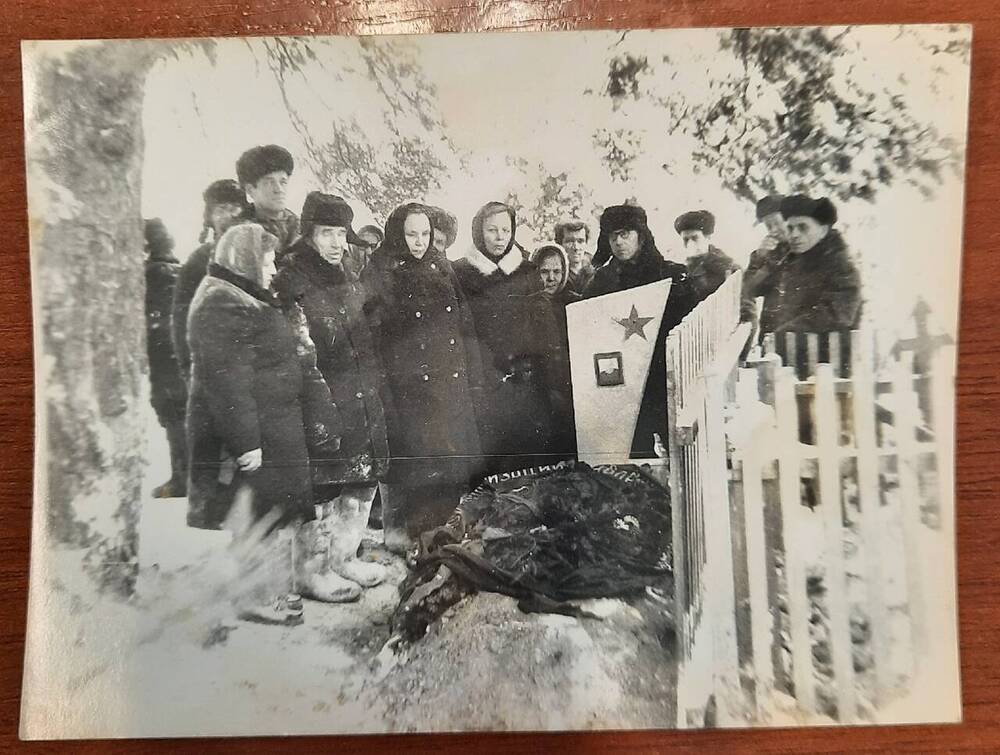 Групповой снимок, на могиле Болотова Г. В.