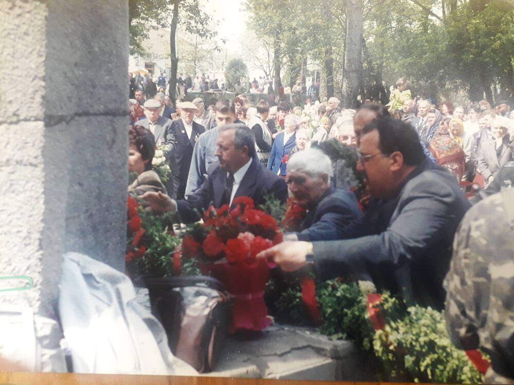 Фото. Возложение цветов к памятнику в День Победы, п. Советский.