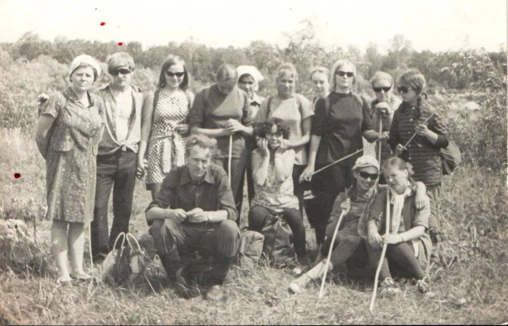 Фотография. Абросимова З. Н. с учениками в походе