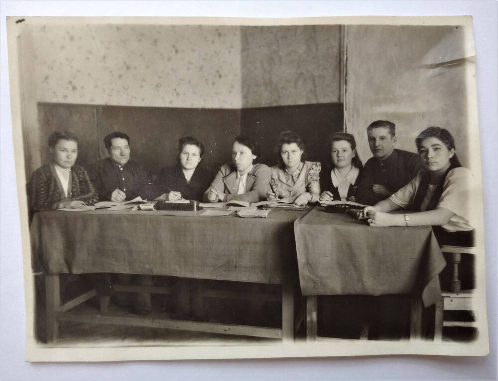 Фото. Группа сотрудников Вахтанского поселкового Совета, Шахунского района, Горьковской области, 1950 год.