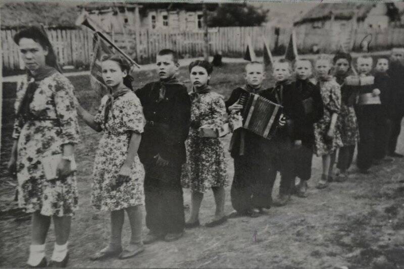 Фотоснимок. Воспитанники детдома с.Чубар Абдулово. 1947 г. Дети с педагогом.