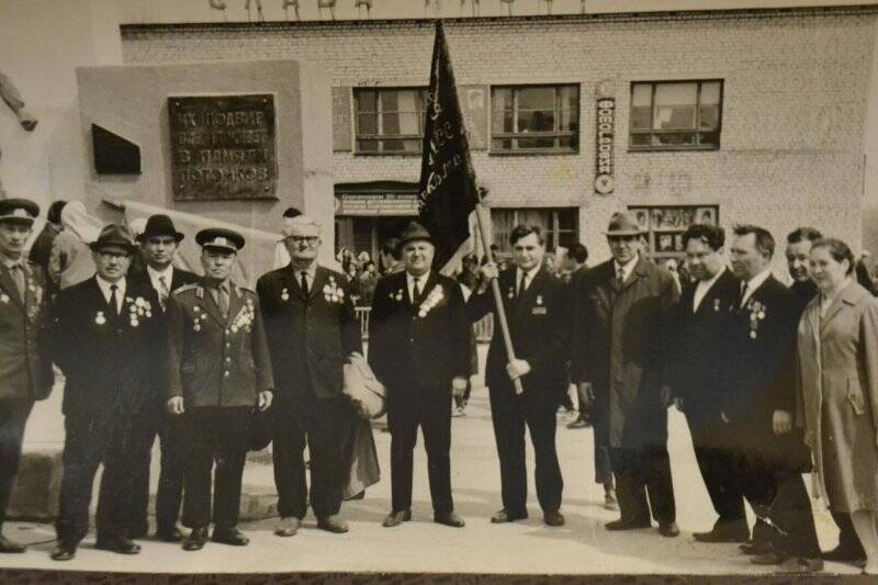 Фотоснимок. Сюжетный. Багаутдинов с ветеранами. Митинг 9 Мая 1972 г.