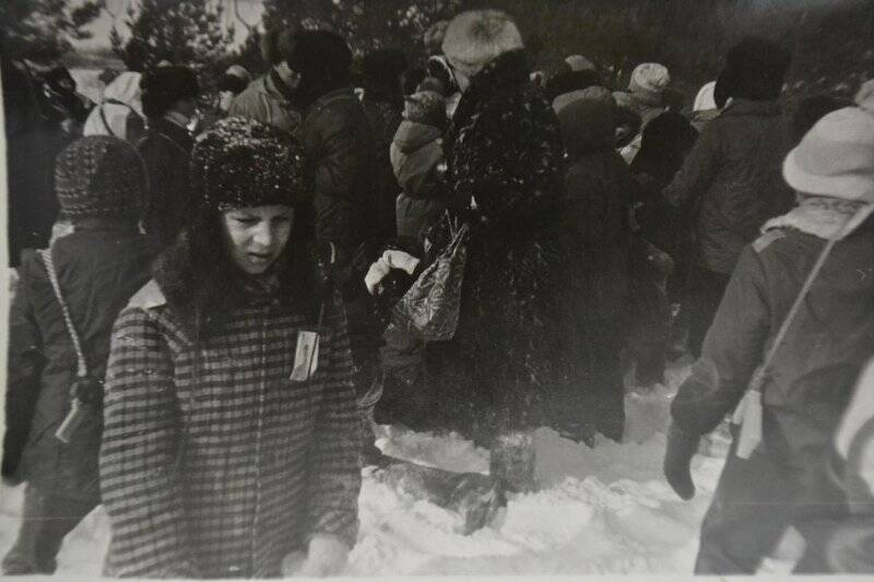 Фотоснимок. Сюжетный. Идет игра «Зарница». Зимний лес. 1986 г.