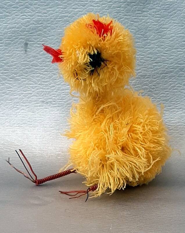 Цыплёнок из желтых хлопчатобумажных ниток