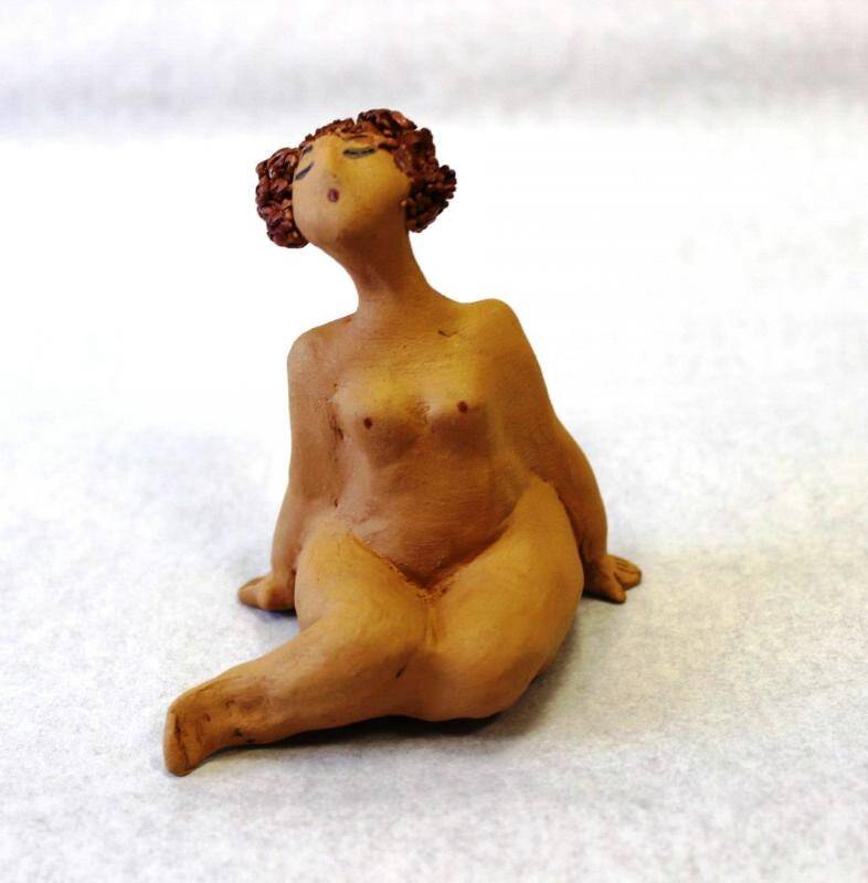 Мелкая скульптура. Сидящая женщина