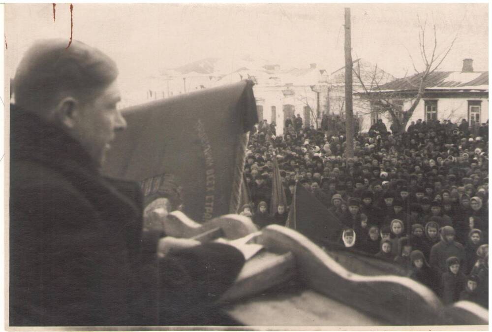 Фото. На траурном митинге по поводу смерти Сталина