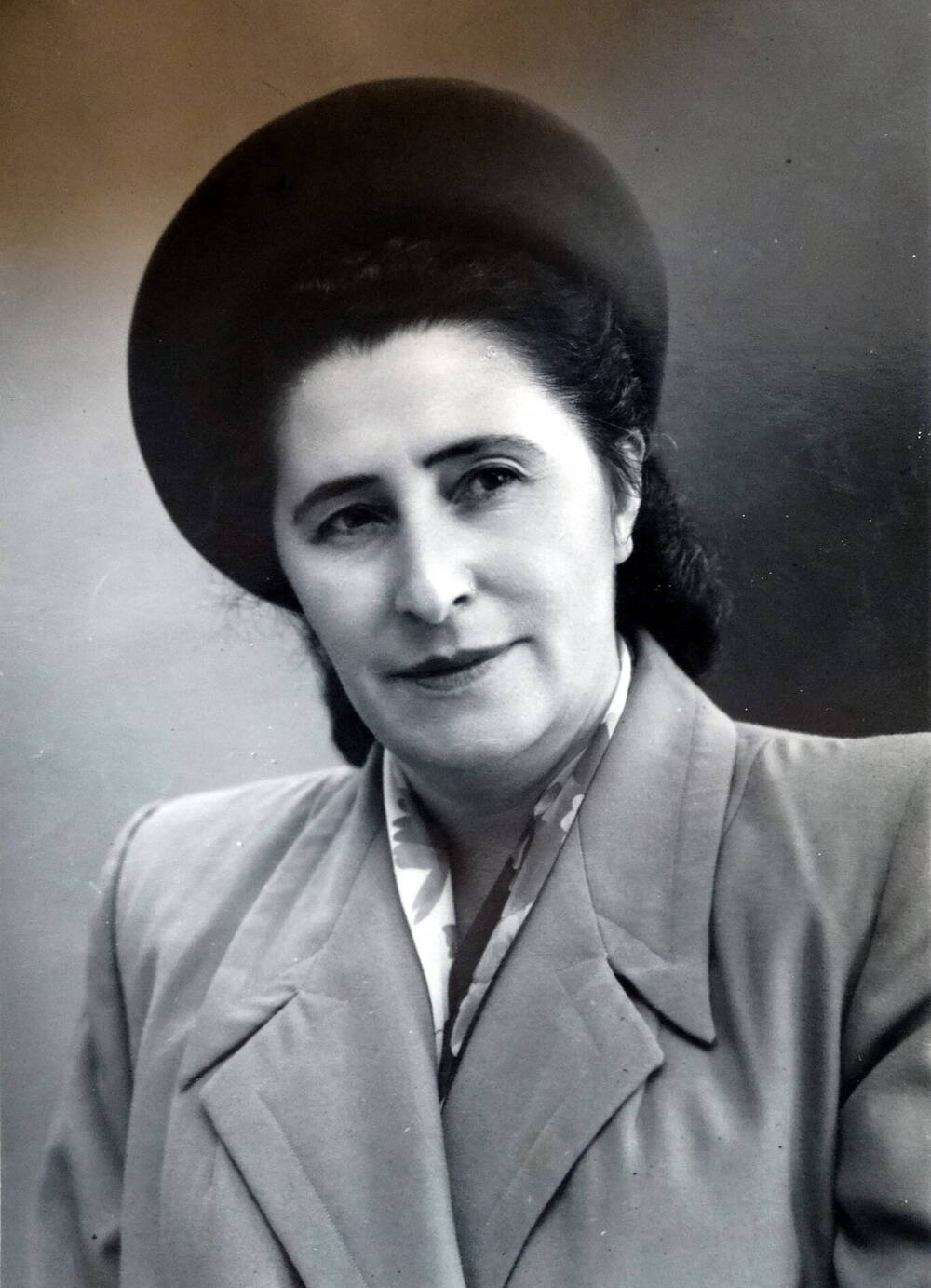 Фото. Афасса Дзугкоева - актриса Осетинского драмтеатра, 1950-е г.г.