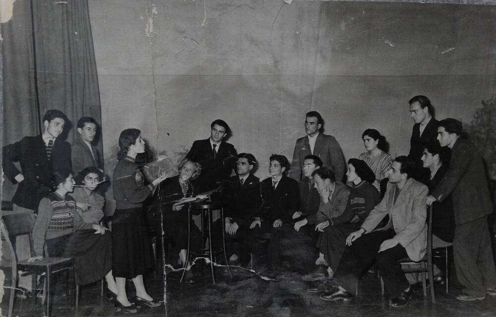 Фото.Студенты осетинской студии на занятии по мастерству актера, 1956 г.