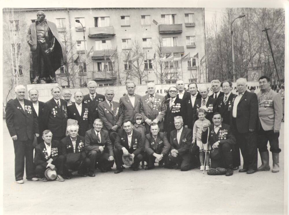 Фотография групповая. Ветераны ВОВ у здания РК КПСС в день Победы (1982 год)