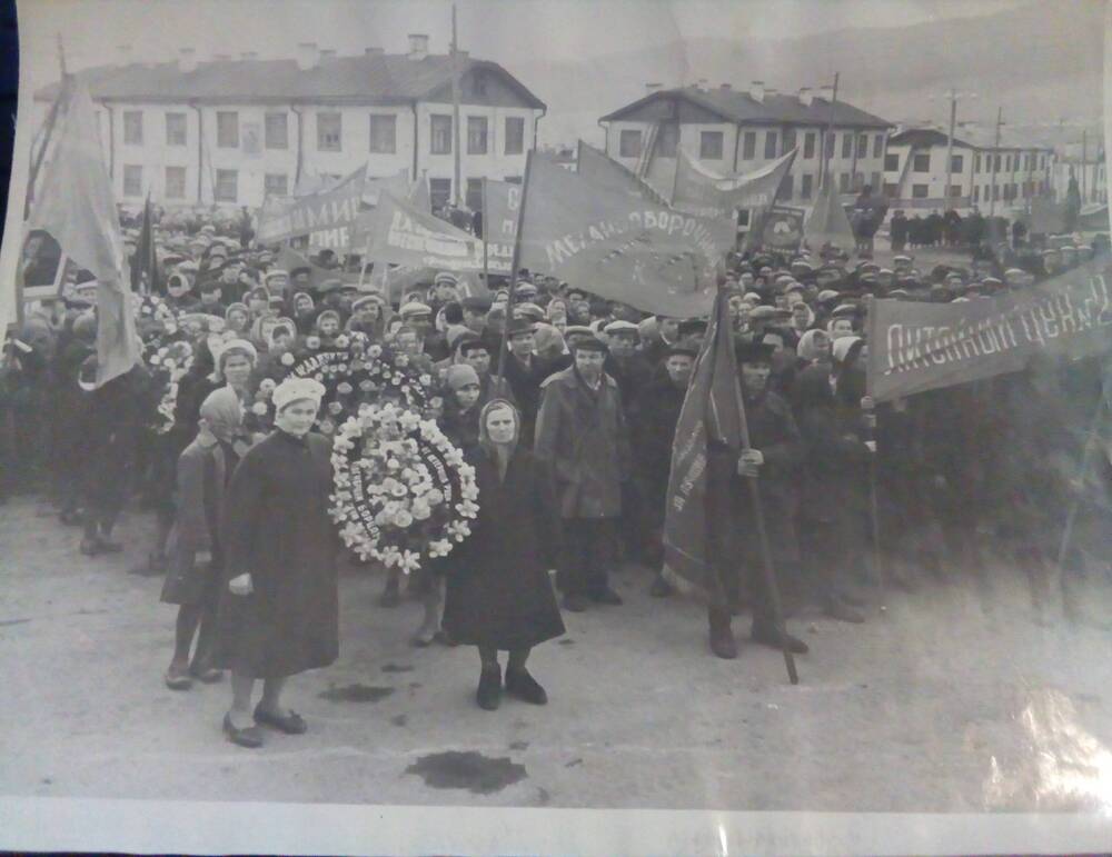 Фотография групповая. Митинг, посвященный октябрьской революции