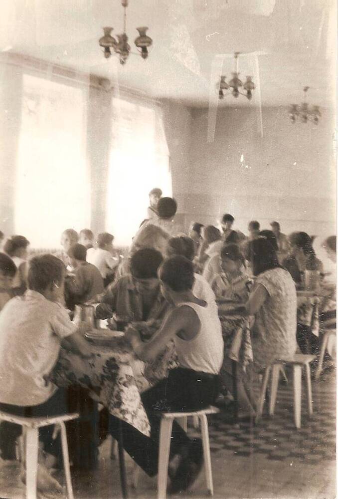 Фотография. Воспитанники в столовой (Екатерининский детский дом №3)