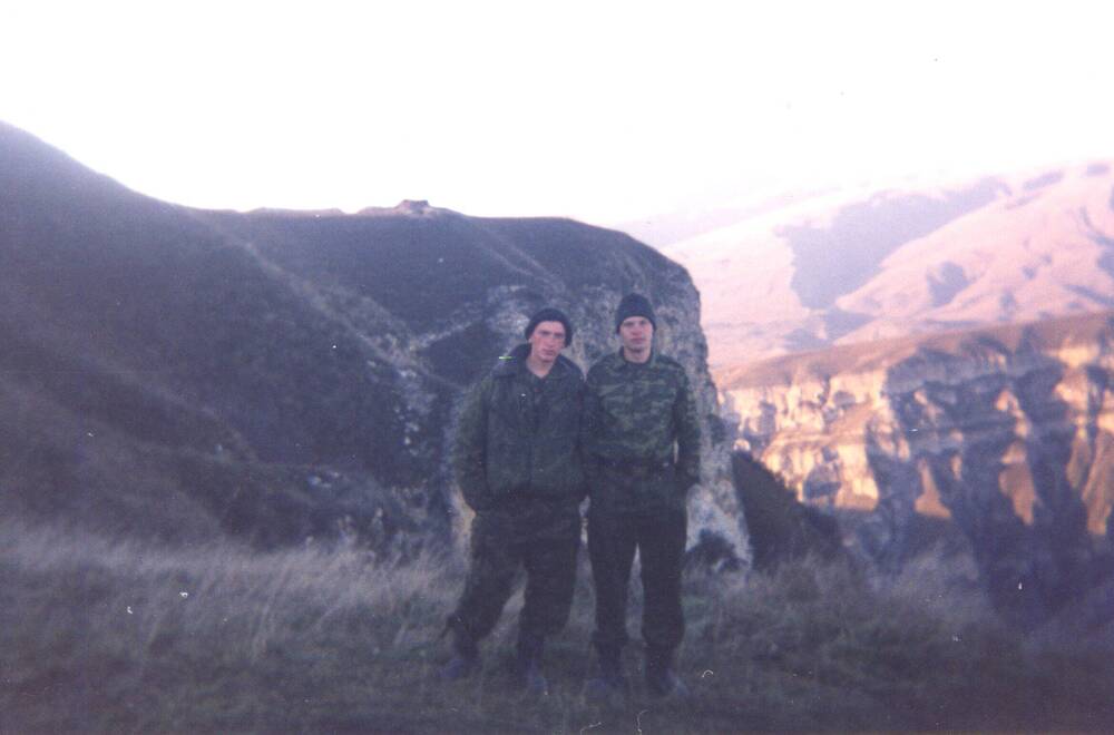 Фотография цветная. А.В Ревин (справа) во время службы на Северном Кавказе. Из архива Ревина Александра Викторовича