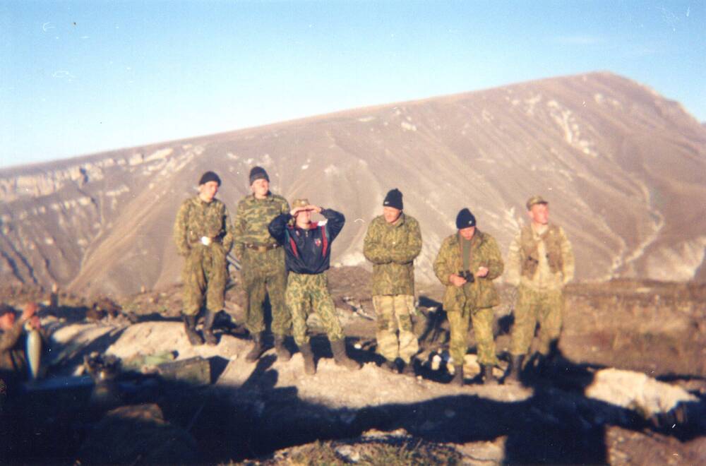 Фотография цветная. Группа военнослужащих на Северном Кавказе. Из архива Ревина Александра Викторовича