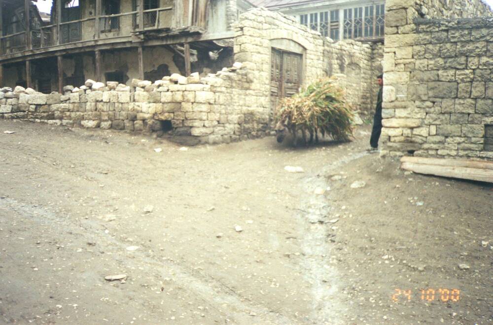 Фотография цветная. Улица в одном из поселков Чечни. Из архива Ревина Александра Викторовича