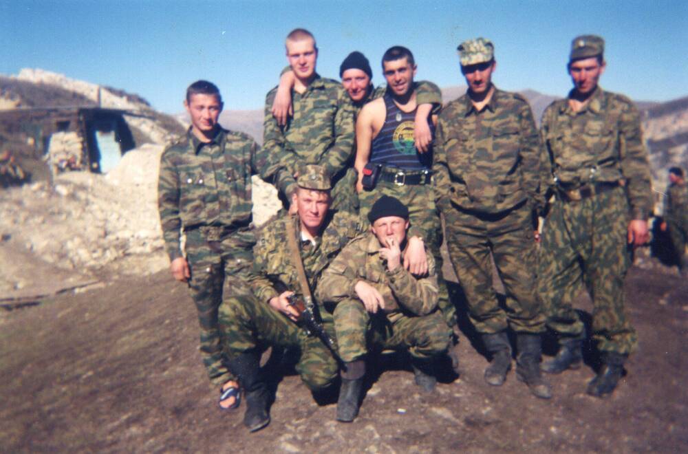 Фотография цветная. Группа военнослужащих на Северном Кавказе. Из архива Ревина Александра Викторовича