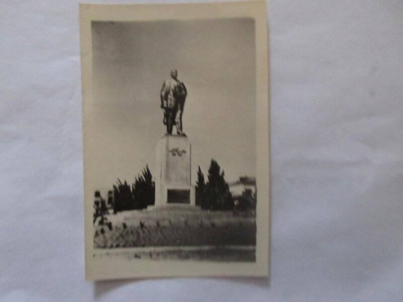 Фотооткрытка. Фотографии из архива семьи Белан. Виды Хабаровска. Памятник М.Горькому.