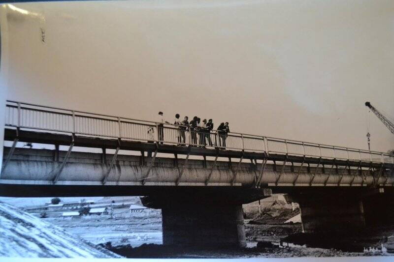 Фотоснимок. Строительство моста в селе Уразаево. 1980 г.