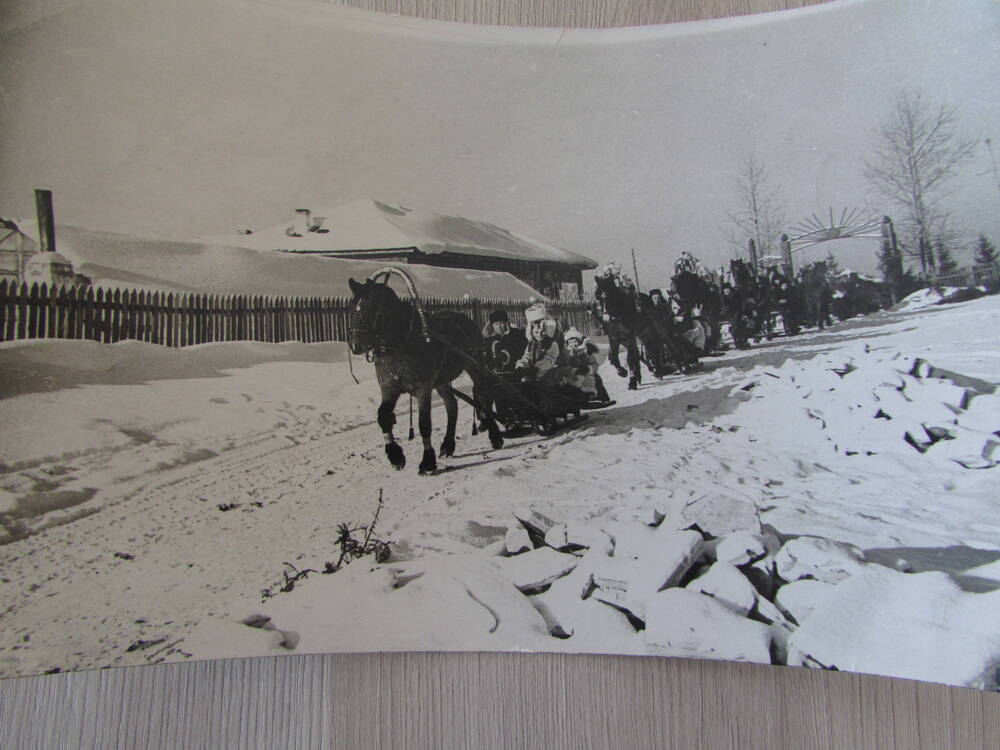 Фотография черно-белая, групповая. Праздник Проводы зимы в Тасеевском детском доме.