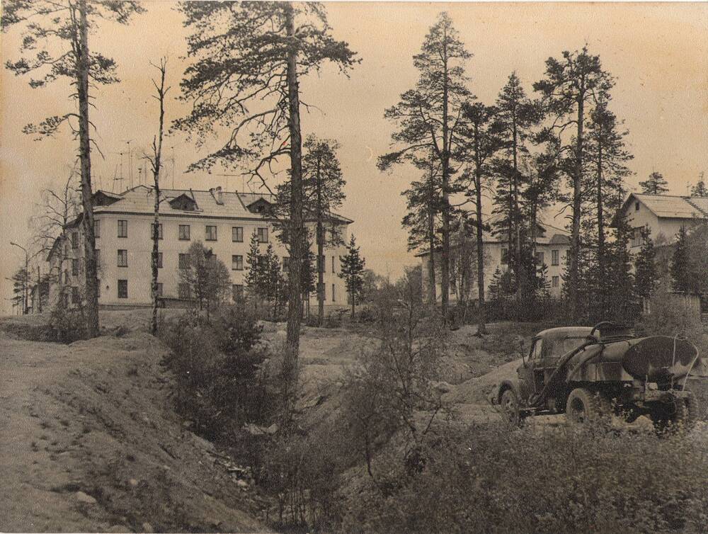 Фотография ч/б. Оригинал. 
«Улица Зелёная (Коновалова)».
Справа - будущее здание музея.