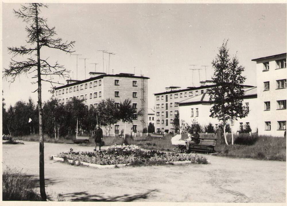 Фотография ч/б. Оригинал. 
«Площадь Ленина. Д/с «Берёзка».