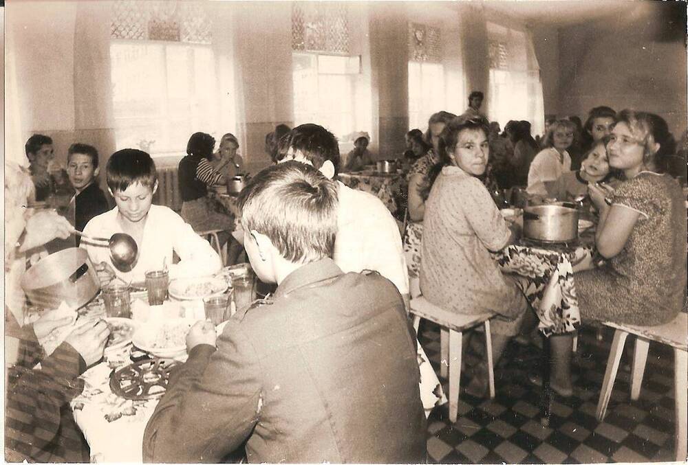 Фотография. Воспитанники Екатерининского детского дома в  столовой